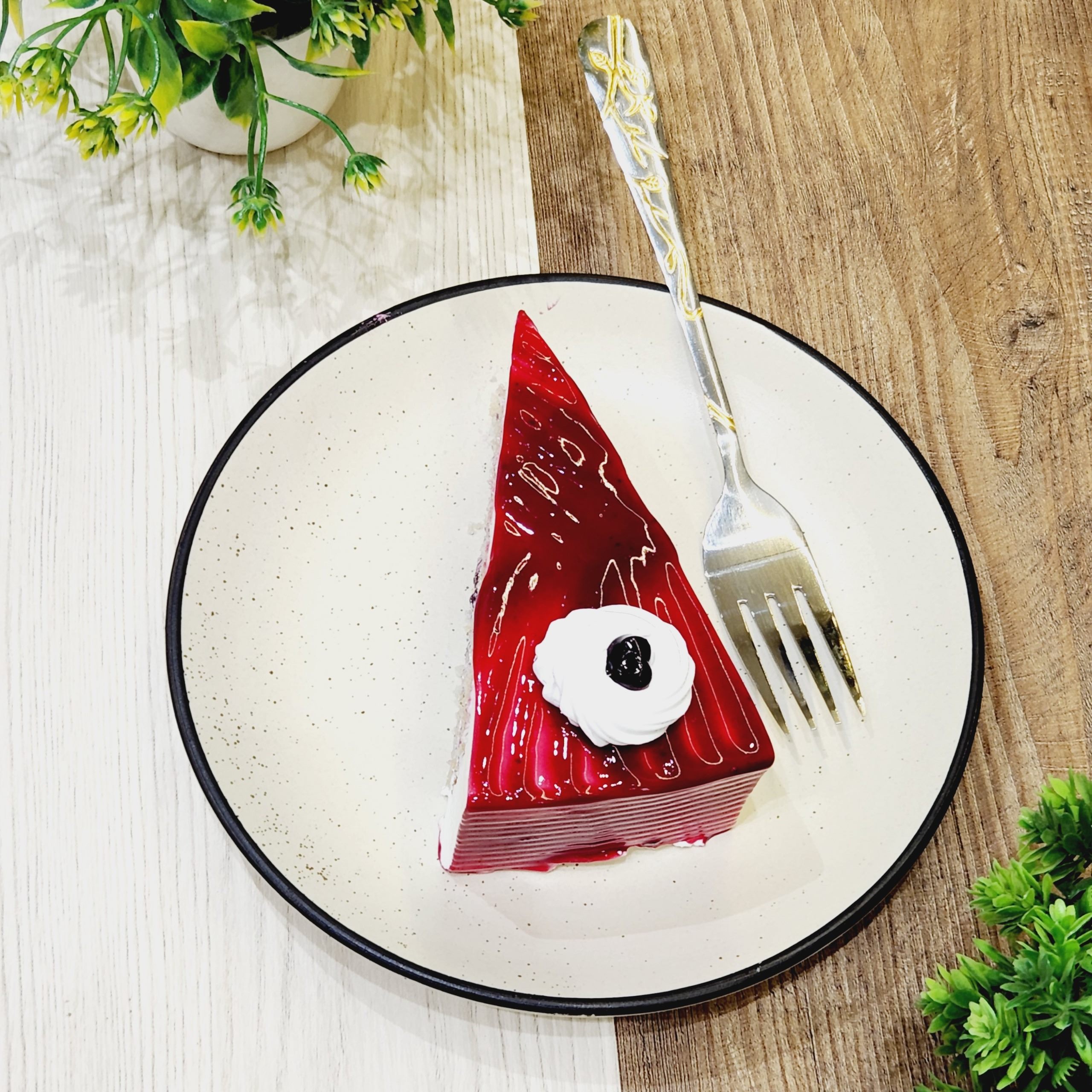 Red berry cheese cake slice